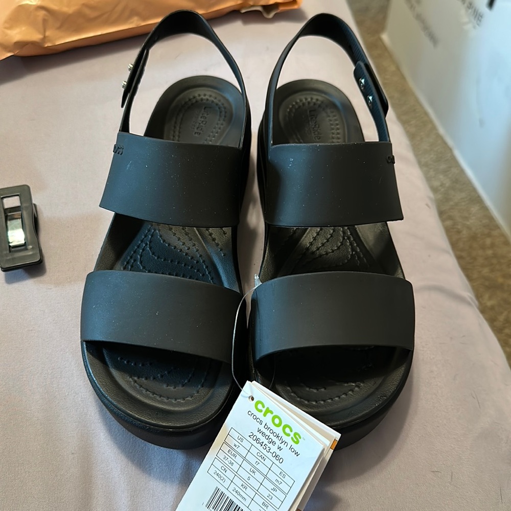 Women’s Crocs. Brooklyn low wedge. Black size 7